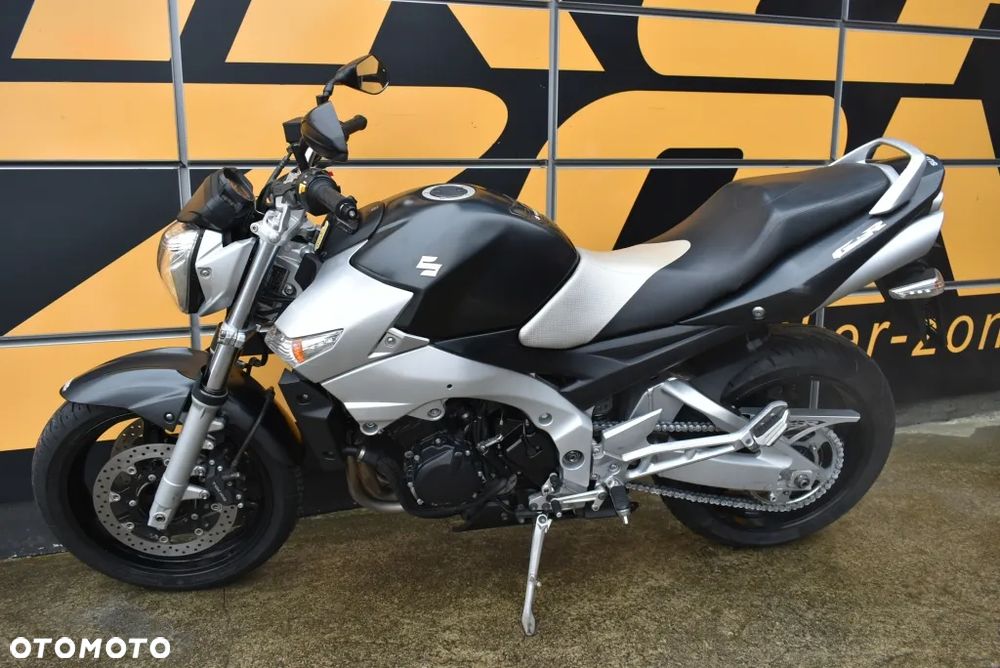 Suzuki GSR - 8