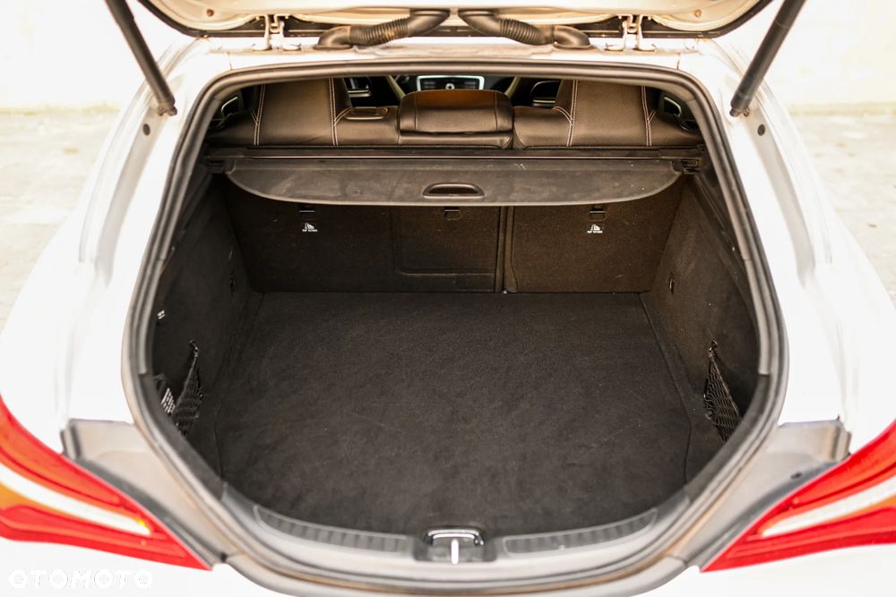 Mercedes-Benz CLA 180 7G-DCT Peak Edition - 31