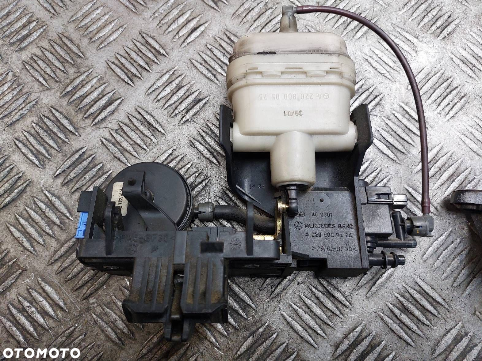 ZAMEK KLAPY BAGAŻNIKA + KLAMKA MERCEDES W220 2208000478 2208000575 - 2