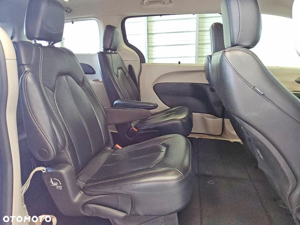 Chrysler Pacifica - 4