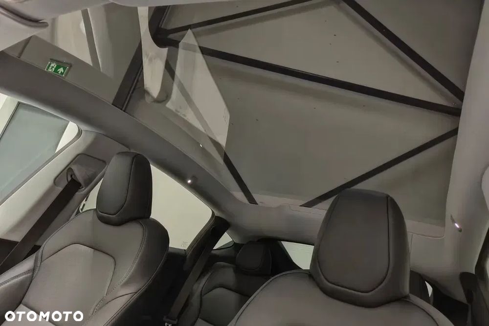 Tesla Y 79kWh Long Range AWD - 14