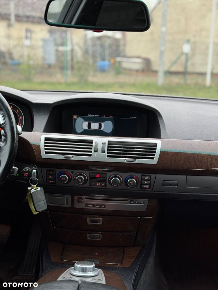 BMW Seria 7 750i L - 28