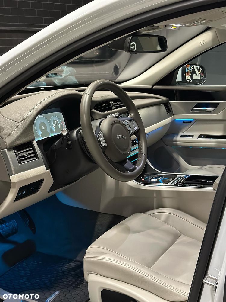 Jaguar XF 2.0 T R-Sport - 5
