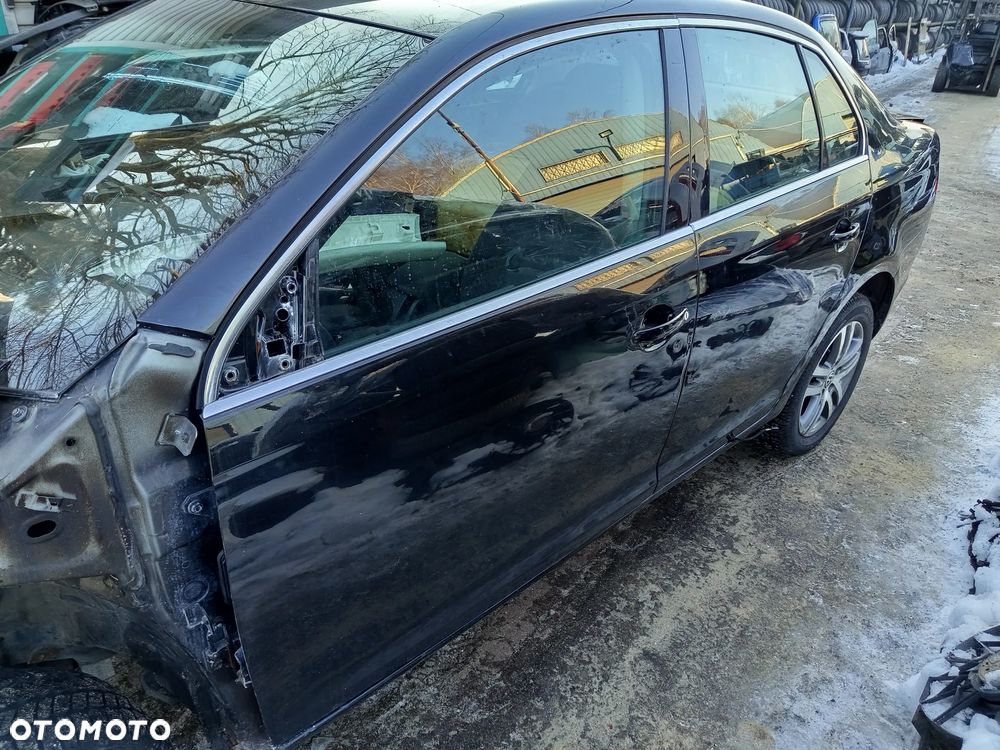 VOLKSWAGEN JETTA 05-10 PRÓG LEWY LUB PRAWY BEZ WEJŚCIA NA BŁOTNIK KOD KOLORU L041 - 2