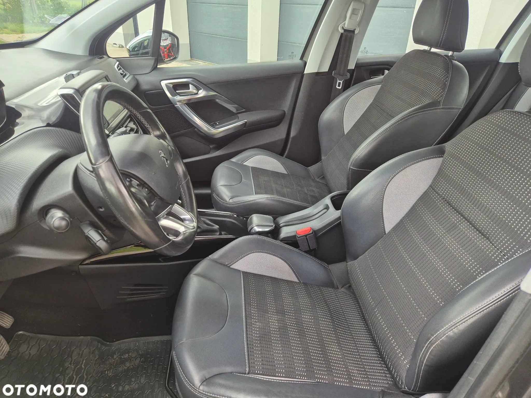 Peugeot 2008 1.2 Pure Tech Allure S&S - 10