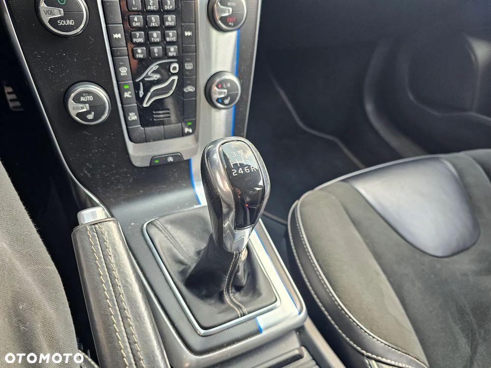 Volvo V40 D4 Drive-E R-Design Summum - 17