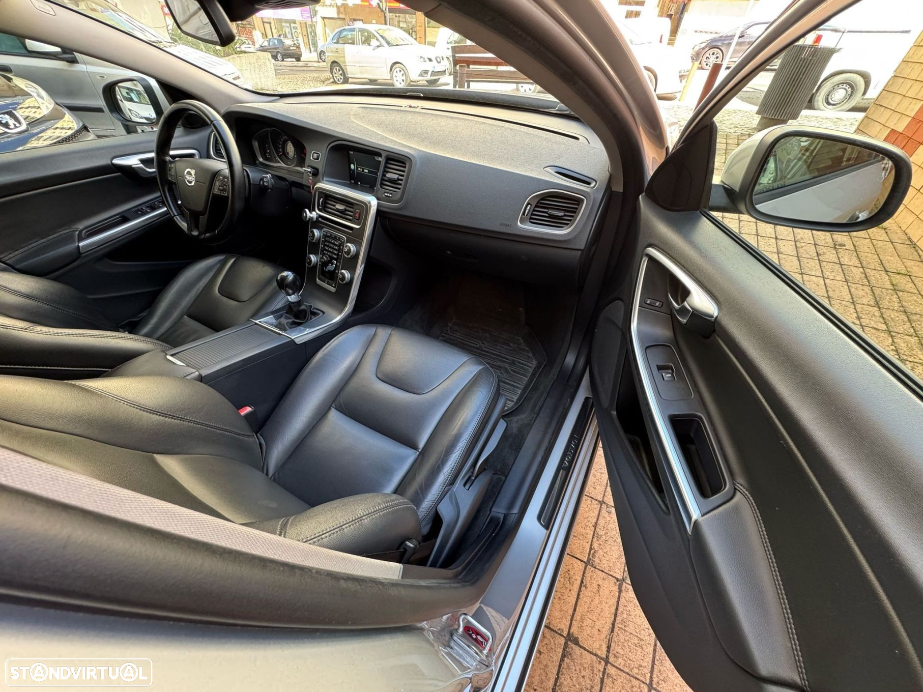 Volvo V60 1.6 D2 Momentum Eco - 12