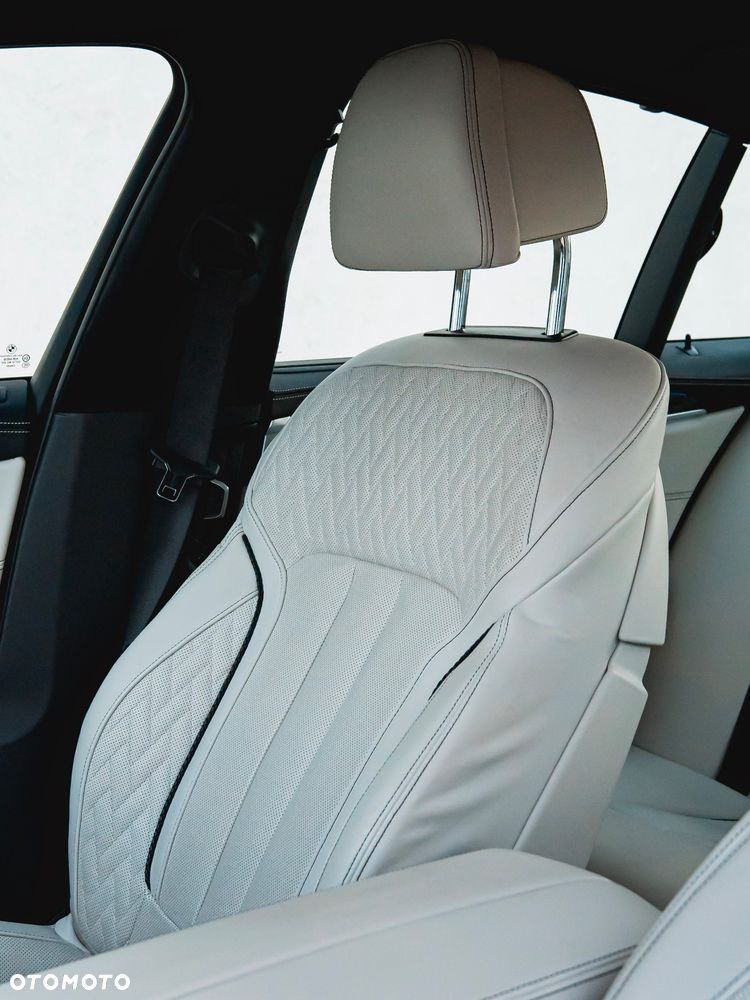 BMW Seria 5 M550i xDrive - 31
