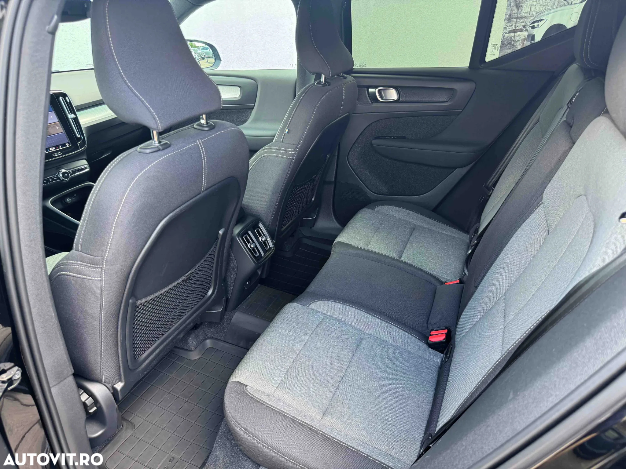 Volvo XC 40 B4 AT8 AWD Mild Hybrid Momentum Pro - 13