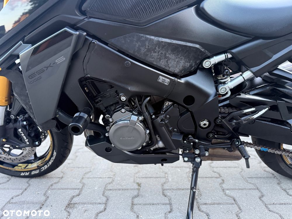 Suzuki GSX - 23