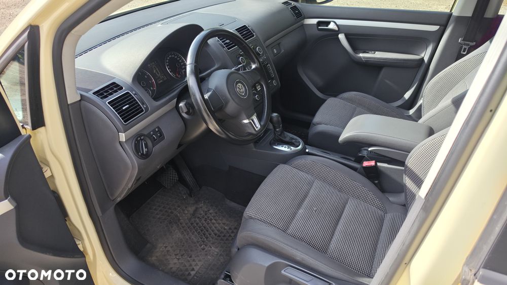 Volkswagen Touran - 11