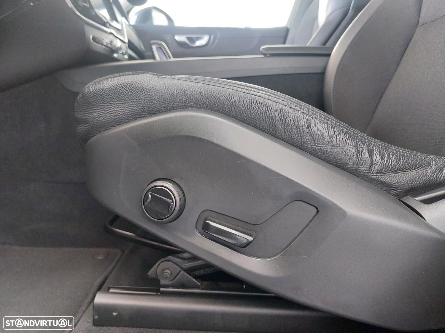 Volvo XC 60 2.0 T8 PHEV Momentum AWD - 47