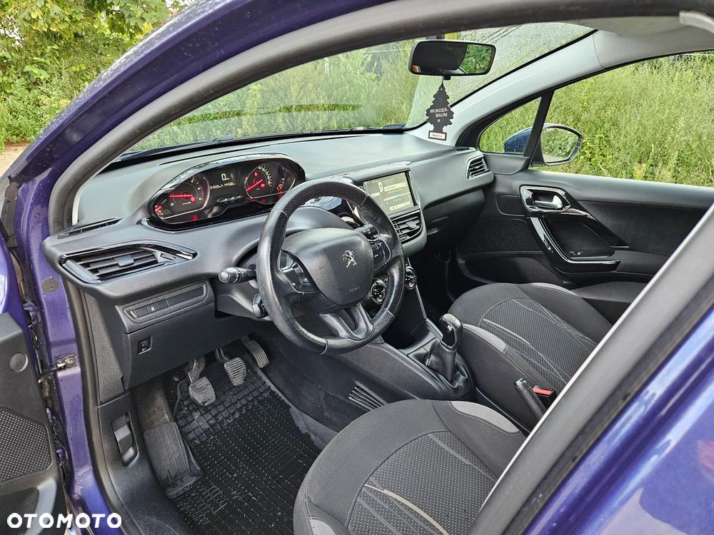 Peugeot 208 - 8