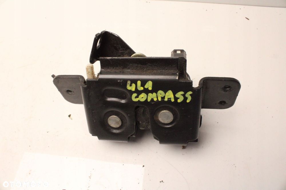 JEEP COMPASS I 06R- ZAMEK KLAPY BAGAŻNIKA TYŁ - 1
