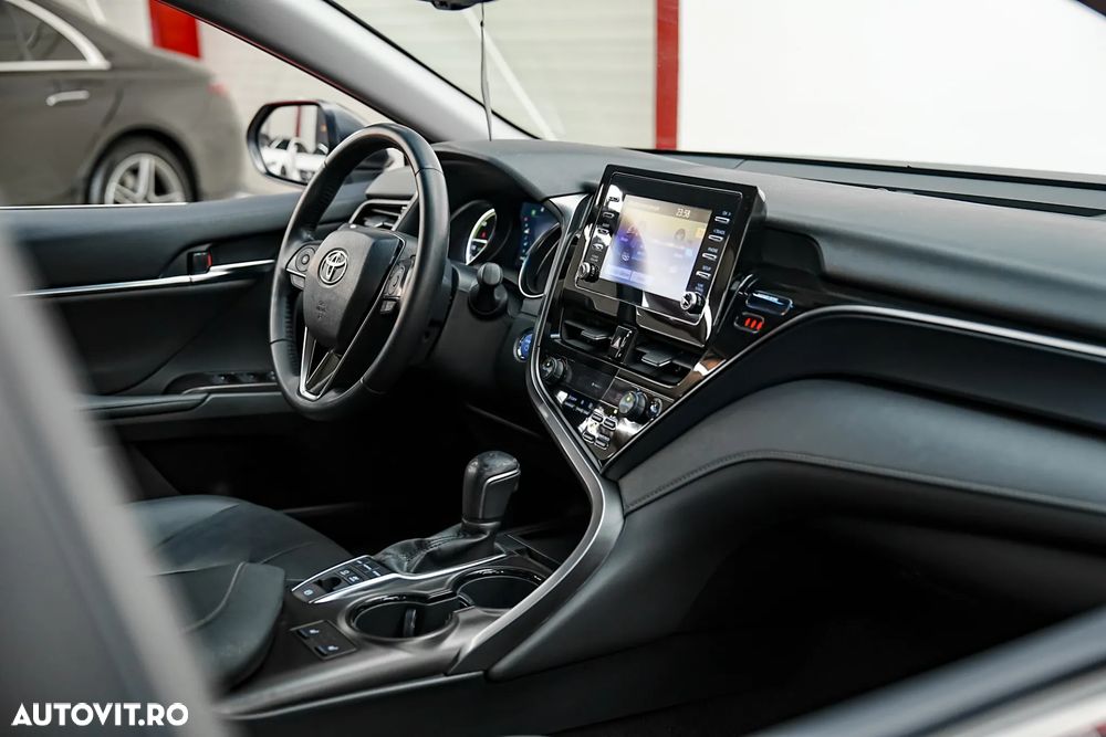 Toyota Camry Luxury - 14