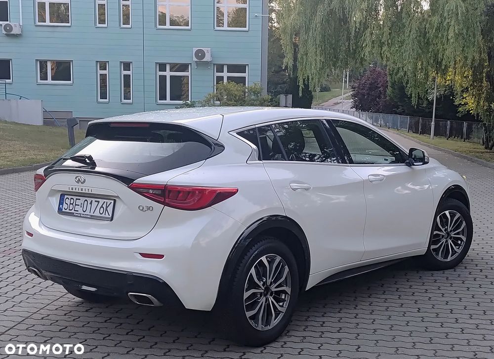 Infiniti Q30 1.6t - 6