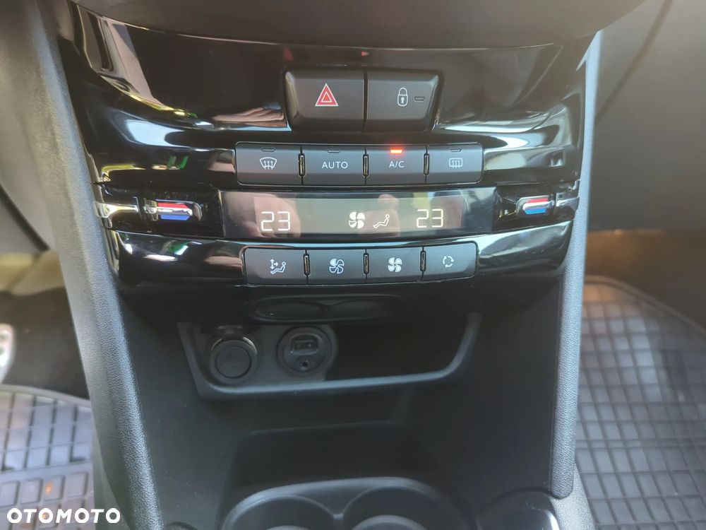 Peugeot 208 - 14