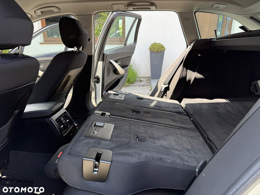 BMW Seria 3 320d Sport Line - 32