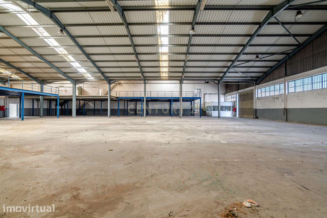 Armazém Gaveto em Grijó/Vila Nova de Gaia com 2.555 m² Zona Industrial - Grande imagem: 4/6