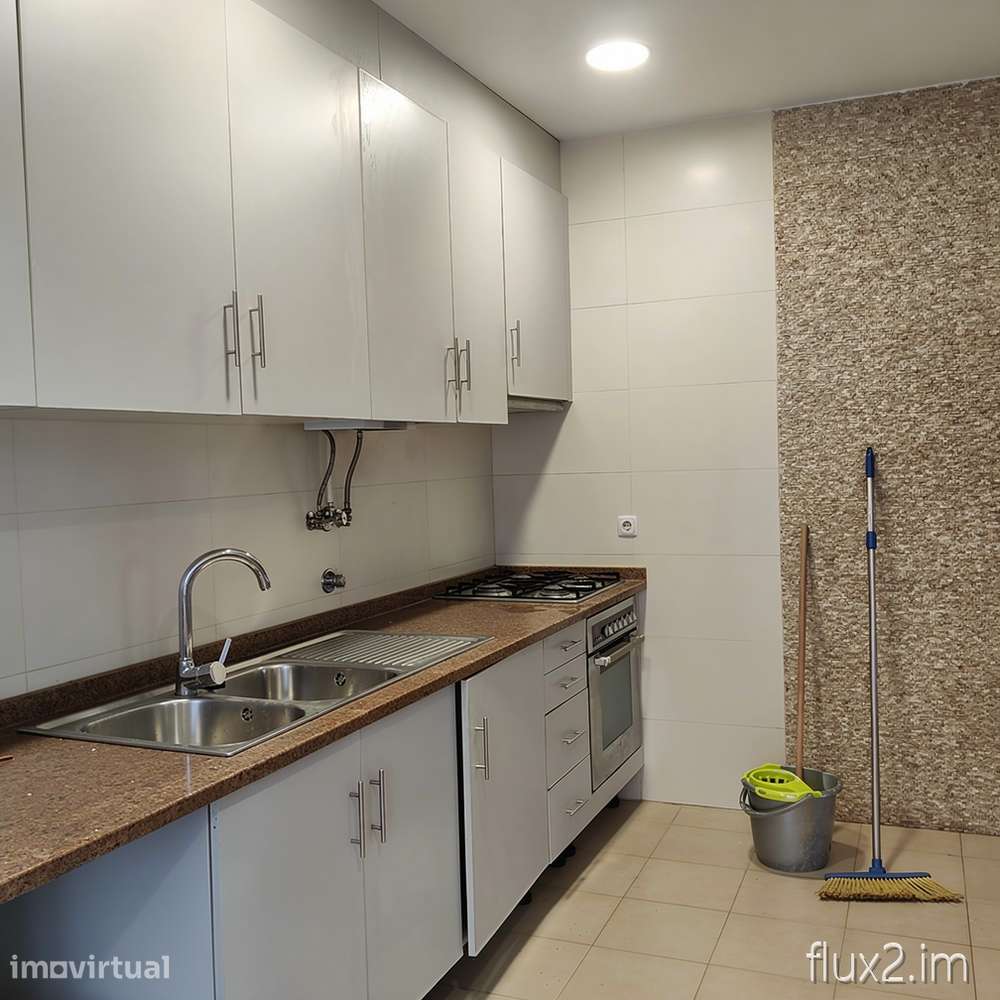 Aluga-se T1 Andar de Moradia Porto Salvo - Grande imagem: 2/8