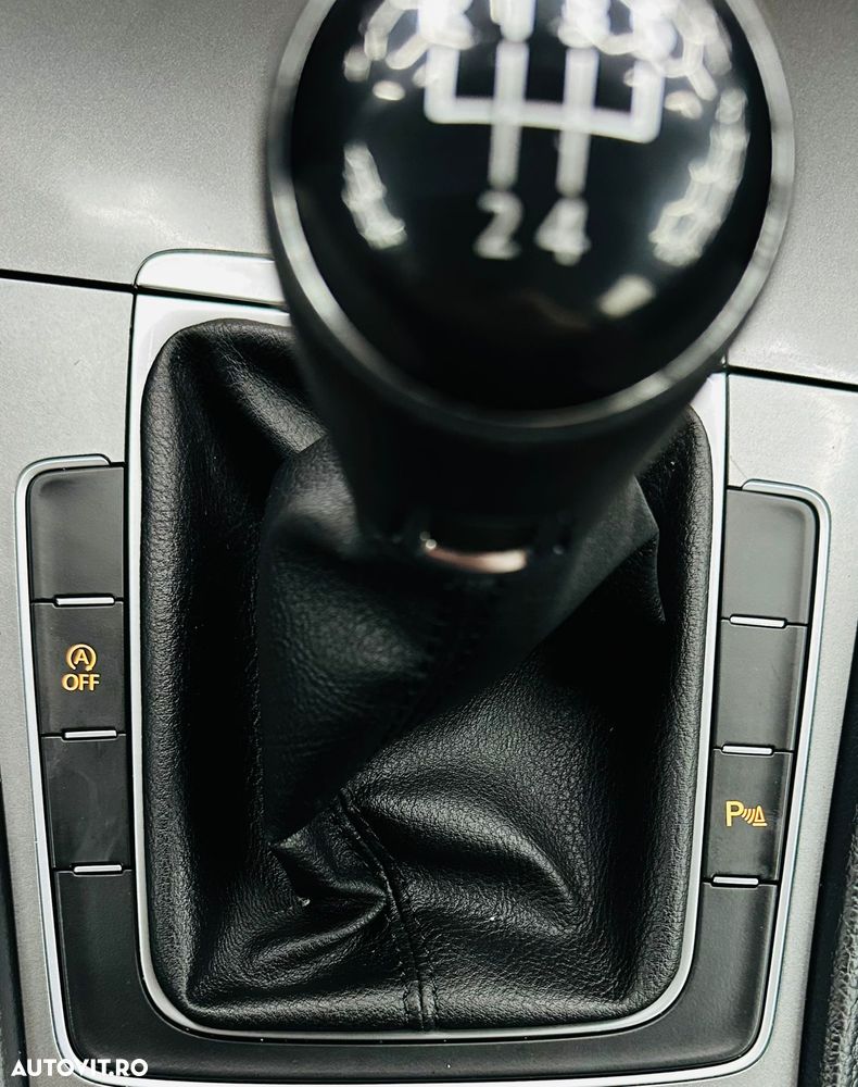 Volkswagen Golf 1.6 TDI BlueMotion Technology Comfortline - 23