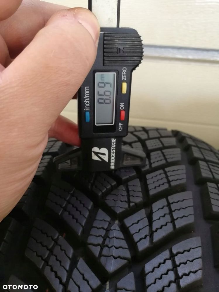 Opony zimowe 215/65 R 17 Goodyear Ultragrip Performance  SUV - 2