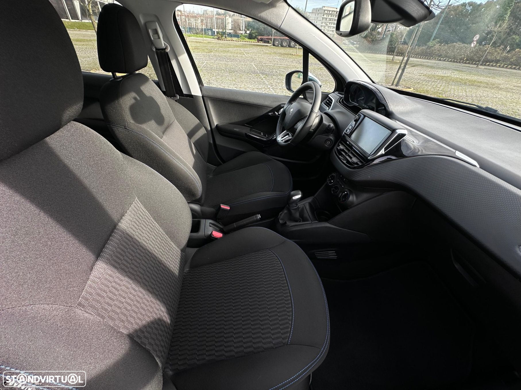 Peugeot 208 - 13