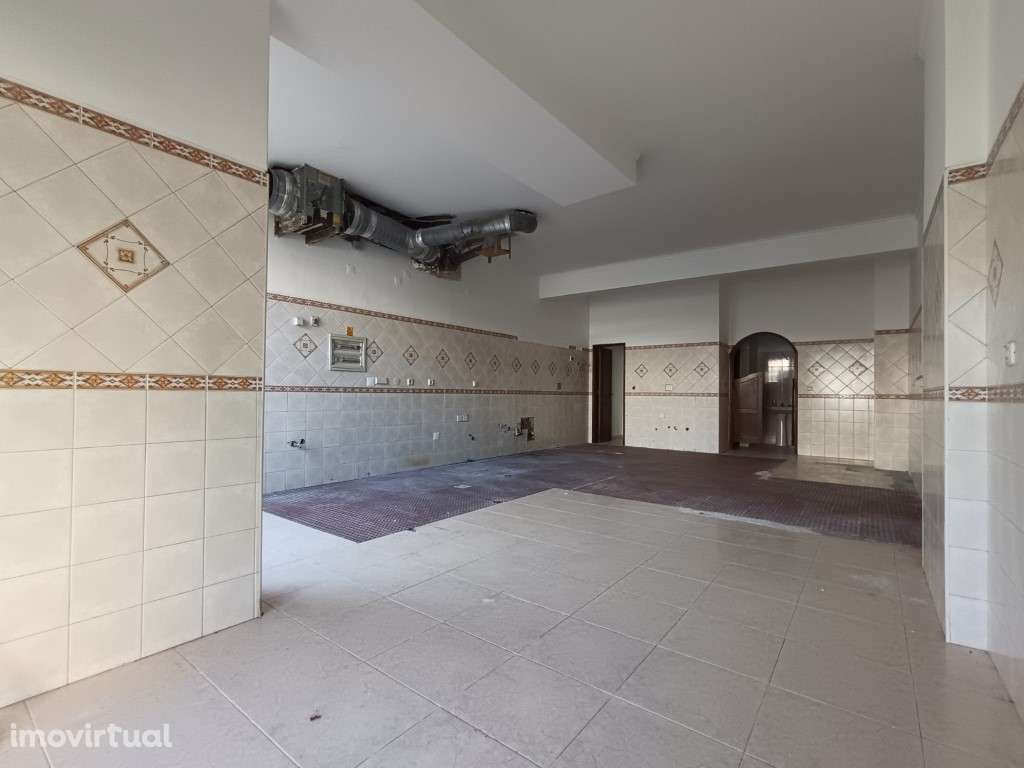 Lojas para venda, com duas entradas independentes, em Monte Abraão - Grande imagem: 4/22