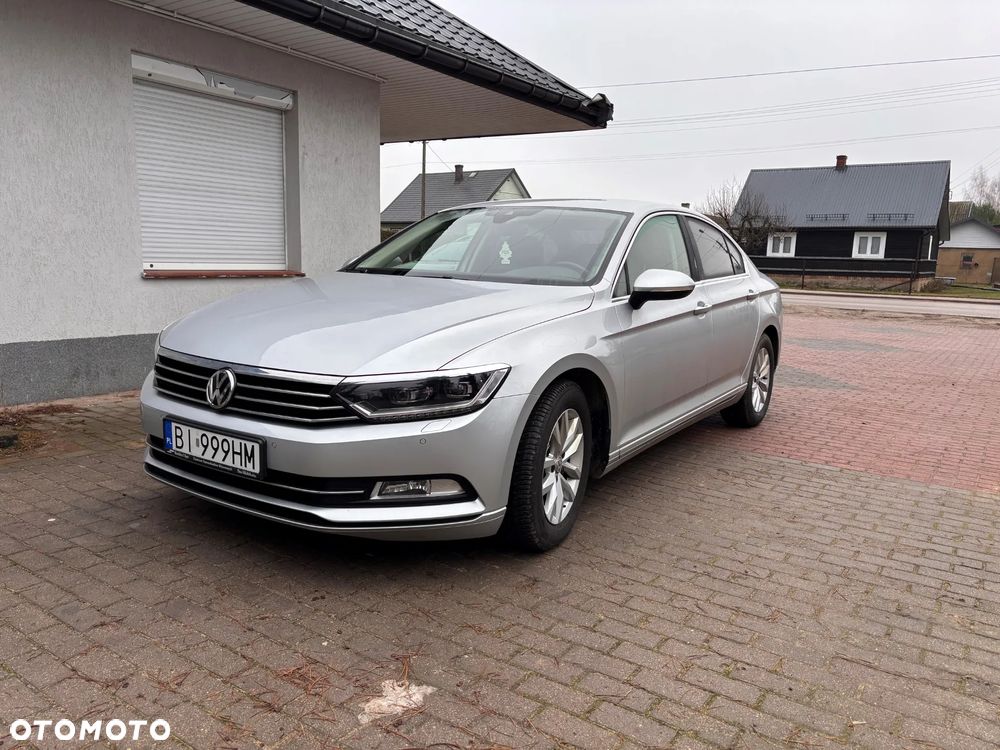 Volkswagen Passat - 1