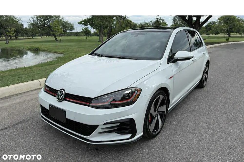 Volkswagen Golf - 1