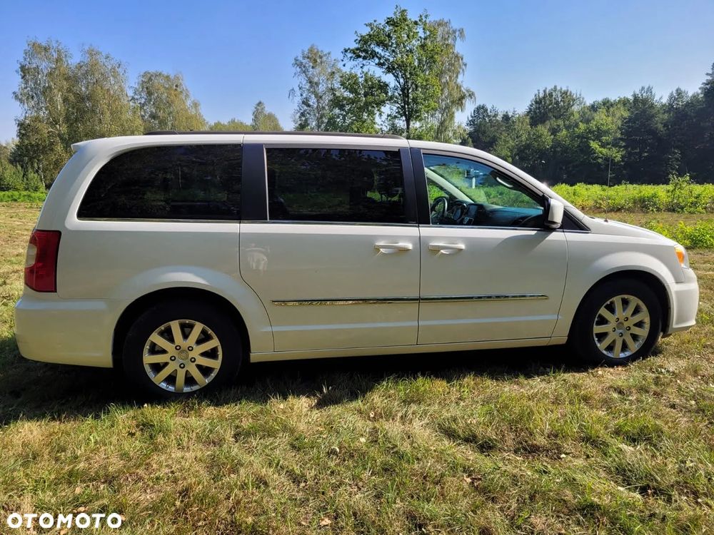 Chrysler Town & Country - 7
