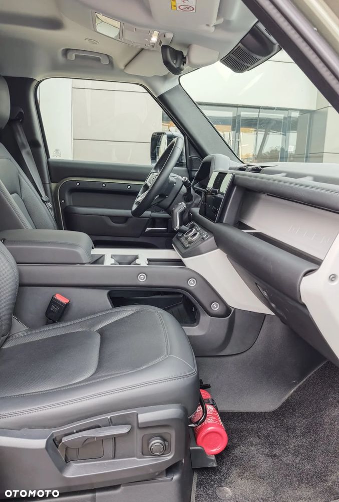 Land Rover Defender - 16