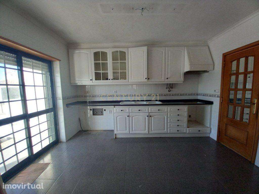 Moradia com Potencial e Vista Mar em Ribamar – Espaço para Criar a Cas - Grande imagem: 2/53