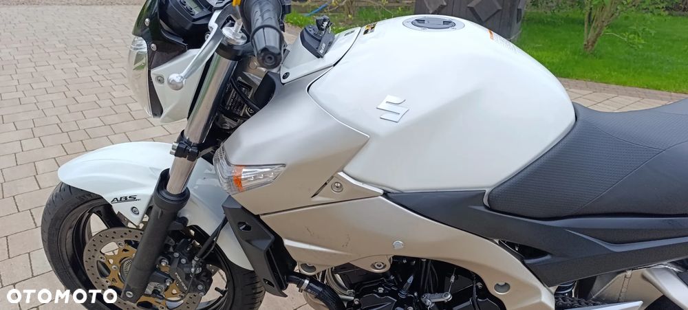 Suzuki GSR - 38
