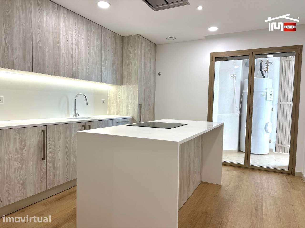 Apartamento T3 com 2 Lugares de Parqueamento e Varandas - Grande imagem: 2/37