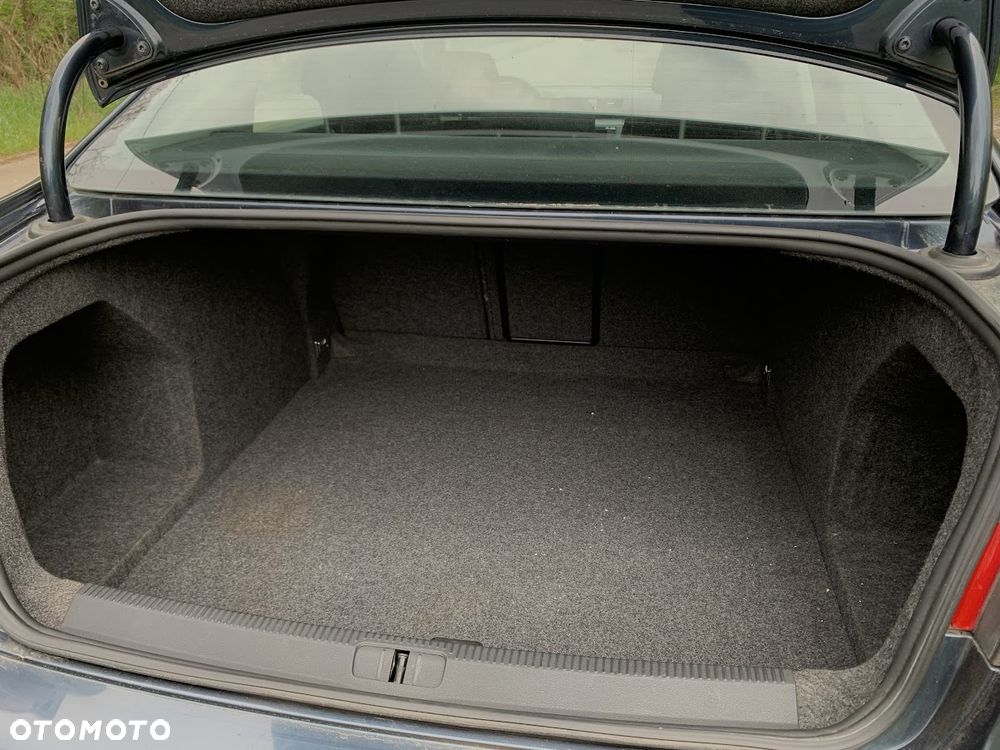 Volkswagen Passat 1.9 TDI DPF BlueMotion - 16