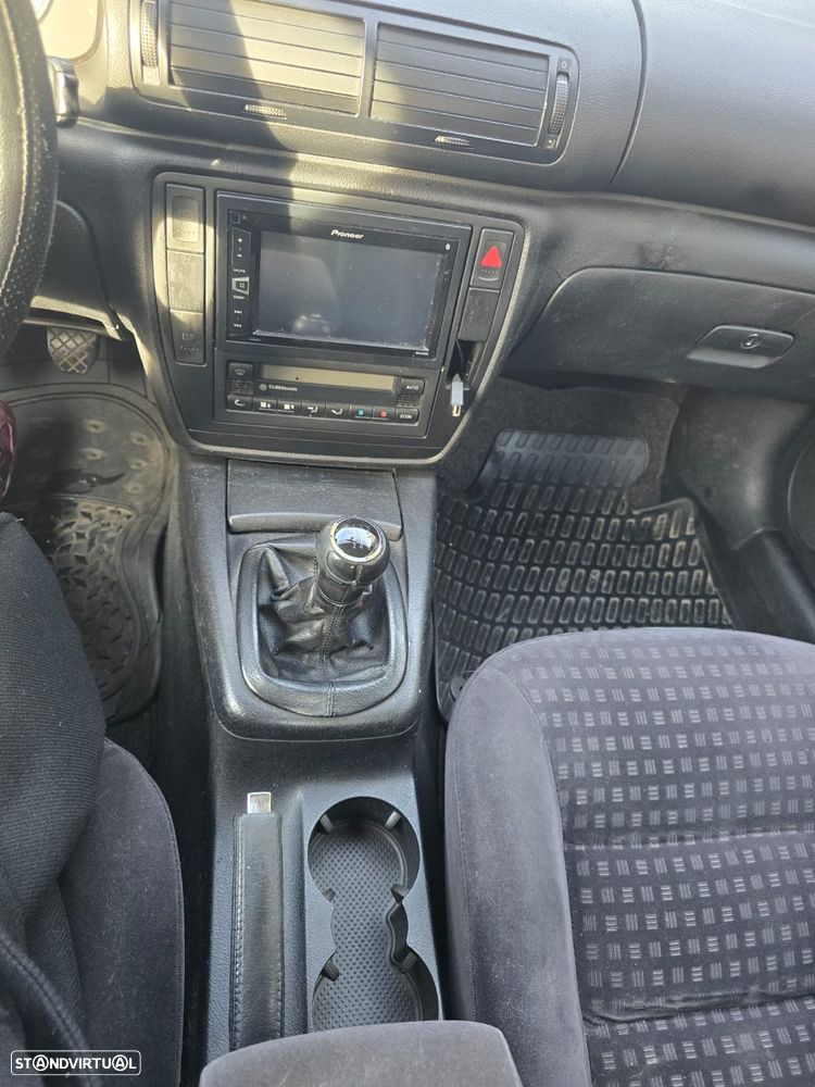 VW Passat 1.9 TDi Highline - 23