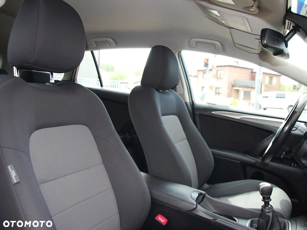 Toyota Avensis 1.8 Active - 11