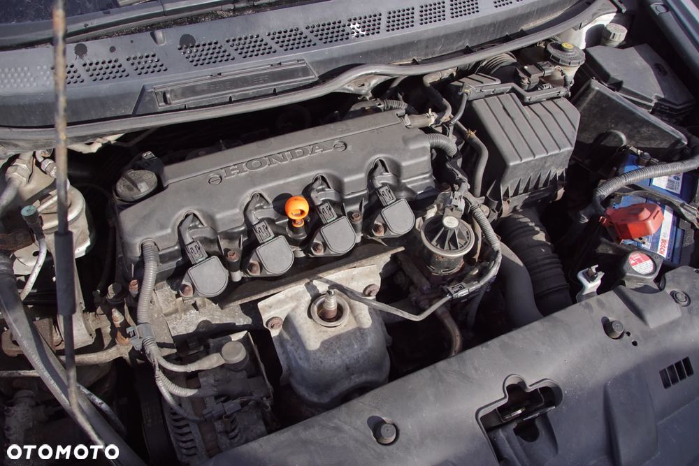 Auto na części - Honda Civic VIII 1.8 i-VTEC 140 KM R18A2 NH700M 2006R Silnik Skrzynia Drzwi Maska Błotnik Klapa Zderzak Lampa Lusterko Klamka Szyba Deska Kokpit Sterownik Moduł Czujnik Licznik Wyświetlacz Panel Kierownica - 16