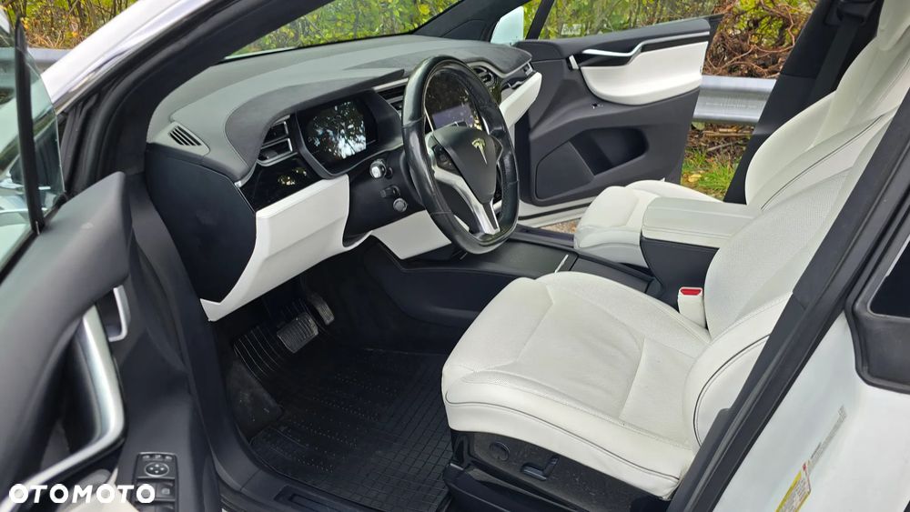Tesla Model X - 11