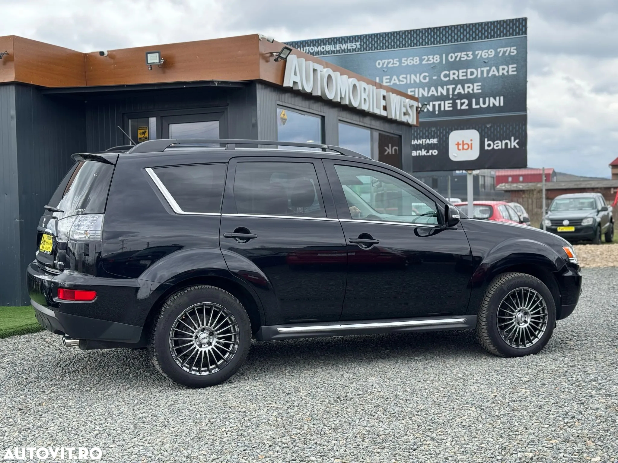 Mitsubishi Outlander - 2