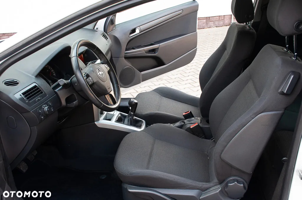 Opel Astra GTC 1.6 - 22