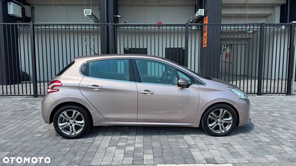 Peugeot 208 - 10