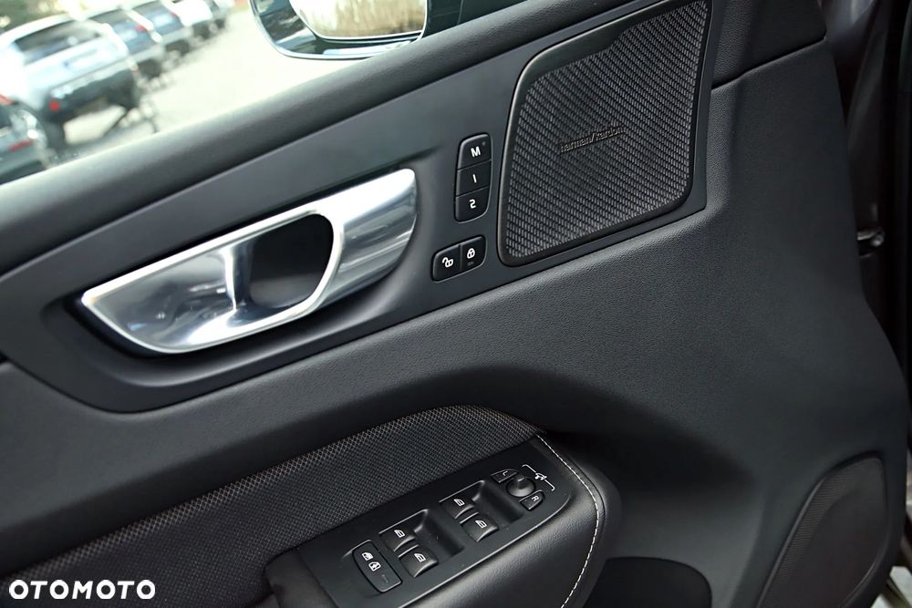 Volvo XC 60 B5 B AWD Plus Dark - 17