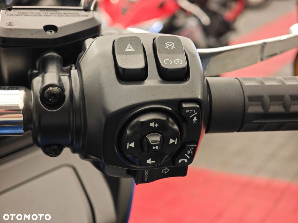 Harley-Davidson Touring Road Glide - 11