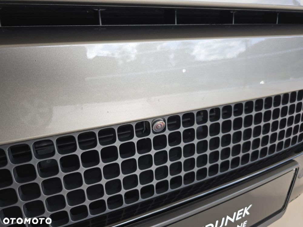 Land Rover Defender - 26