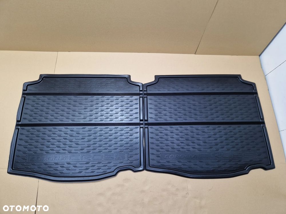 ORYGINALNA MATA BAGAŻNIKA TOYOTA COROLLA CROSS PW241-16000 - 1