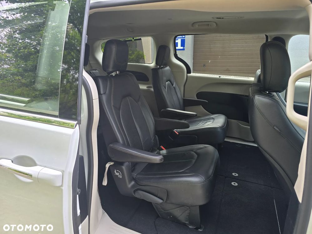 Chrysler Pacifica - 16