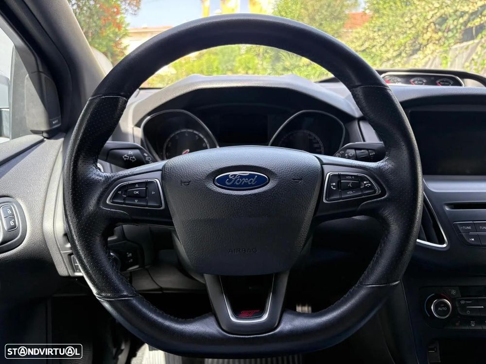 Ford Focus 2.0 EcoBoost ST c/ Pack Pele Desportiva - 38