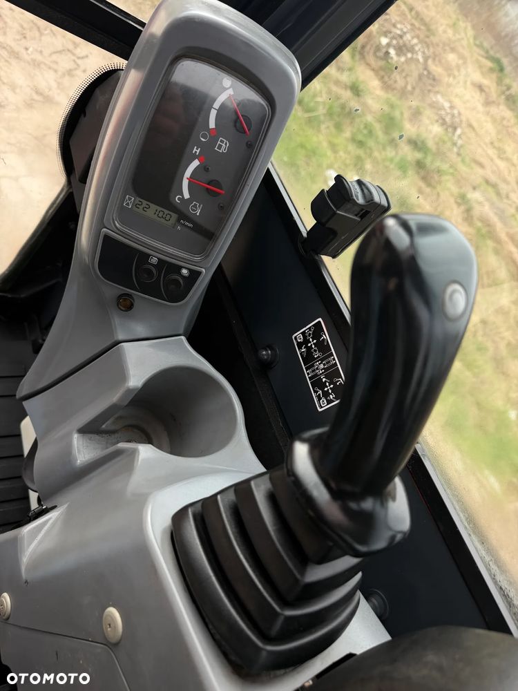 Kubota U27 Minikoparka koparka gąsienicowa 2.8 tony. jak Nówka sztuka z salonu! 2017 rok. 2200mtg. Przywieziona z Gospodarstwa Norweskiego! Zadbana Maszyna ani deka luzów i wycieków. Aktualna Dekra dokumentacja BMWT! Szybkozłącze Hydrauliczne. Szybka wolna jazda.Zamki na tłokach. Wersja Norweska!! OKAZJA - 6